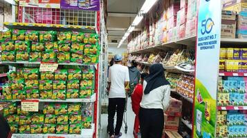 semarang, Indonesia - marzo 10, 2024 - producto monitor caso en un supermercado foto