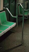 bancos vazios do vagão do metrô video