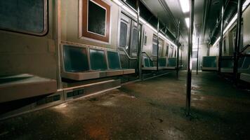 un vide métro voiture dans le souterrain métro station video