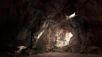 une mystérieux la grotte avec une fascinant jouer de lumière et ombres video