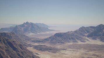 un aéreo ver de un montaña rango en el Desierto video