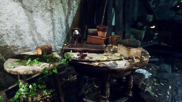 een verlaten kamer gevulde met divers items verspreide Aan een tafel video