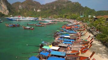 aérien vue de traditionnel en bois thaïlandais bateaux sur phi phi île, Thaïlande video