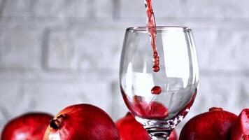 ein visuell reizvoll präsentieren das Prozess von Gießen Granatapfel Saft in ein Wein Glas mit frisch Granatäpfel, gefolgt durch Gießen rot Wein. perfekt zum Essen und Getränk Inhalt Schöpfer video