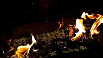 súper lento movimiento hogar quemaduras con un brillante fuego de leña. alto calidad full HD imágenes video