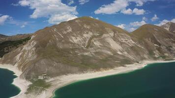 antenn. de skönhet av kazenoy-am alpina sjö i vår video