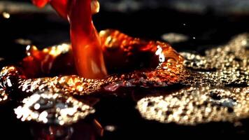 une fascinant mettant en valeur fermer coups de liquides étant versé, comprenant rouge liquide sur une noir surface, une boisson dans une verre, et café dans différent conteneurs video