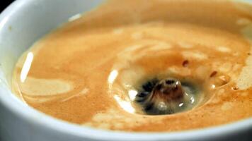 un' visivamente attraente in mostra il preparazione di caffè, con scatti di scrosciante e gocce caduta in un' tazza, la creazione di un allettante scena video