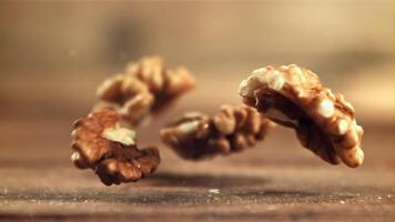 pelado nueces otoño en el mesa. en un de madera antecedentes. filmado es lento movimiento 1000 fps. alto calidad full HD imágenes video