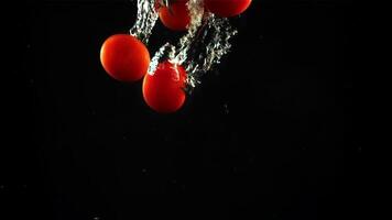 Fresco Tomates otoño debajo el agua con aire burbujas en un negro antecedentes. filmado es lento movimiento 1000 marcos por segundo. video