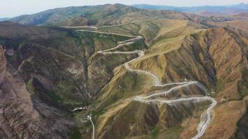 aéreo. un devanado montaña serpentina descendente desde un alto pasar video