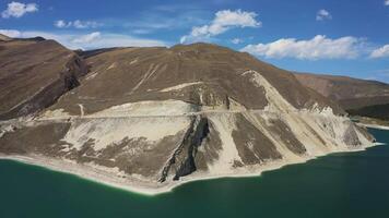 aéreo. testemunha a sereno alpino lago kazenoy-am video