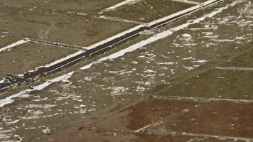 granizo y lluvia gotas que cae en calle pavimentación piedras imágenes. video