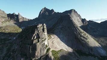 roccia porabola, collocato nel il naturale parco di regionale significato ergaki video