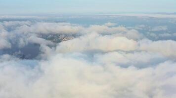 a épico Visão através a nuvens do a cidade às alvorecer. urbano panorama video