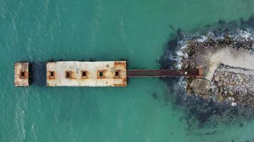 alt Seebrücke im das Meer, umgeben durch klar Türkis Wasser. Entspannung Landschaft video