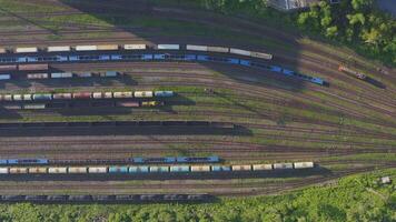 leeren Plattformen und Eisenbahn Panzer auf ein industriell Eisenbahn Abstellgleis. Drohne Aussicht video