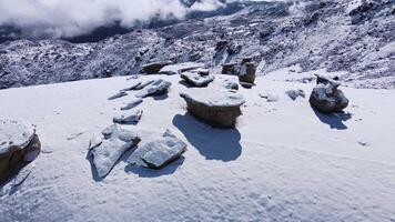 Drohne Aussicht von Felsen Das aussehen mögen Stein Pilze auf das Steigung von Elbrus video