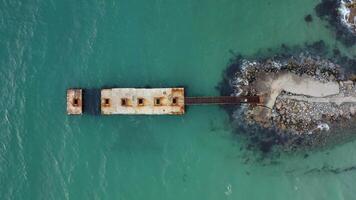 alt Seebrücke im das Meer, umgeben durch klar Türkis Wasser. Entspannung Landschaft video