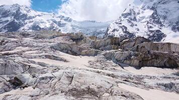 hermosa cinematográfico aéreo ver de el caida de hielo en el mizhirgi glaciar video