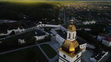 aéreo Visão do a Tobolsk kremlin em a bancos do a irtysh rio video