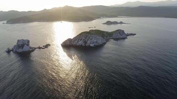 rocoso islas en triozerye bahía a puesta de sol. zumbido ver a noche video