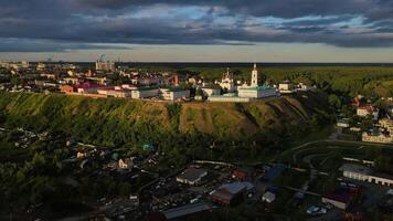 aéreo Visão do a Tobolsk kremlin em a bancos do a irtysh rio video