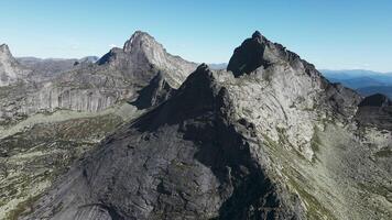 ein Drohne Aussicht von das Berge von das Ergaki natürlich Park, krasnojarsk Gebiet video