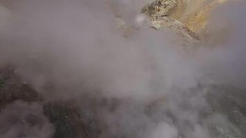 drone vue de le mutnovsky volcan cratère avec fumerolles et volcanique des gaz video