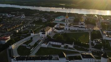 aéreo Visão do a Tobolsk kremlin em a bancos do a irtysh rio video