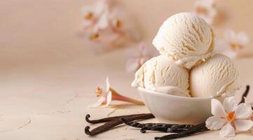 vainilla hielo crema, vainilla frijoles y vainilla flores en el mesa. foto