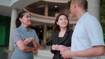 empresária conversando com colegas às trabalhos para discutir cooperação projeto especificamos trabalho detalhes trabalho em equipe, aconselhamento conceito video