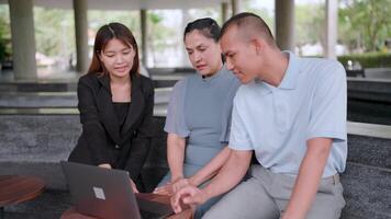 Close-up of business woman talking with colleagues at work to discuss project, cooperation, job description, teamwork, mentoring concept. video