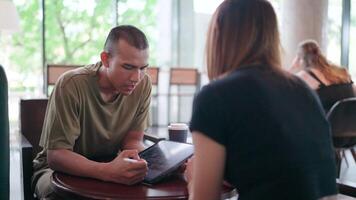 een Mens is presenteren een project naar een collega gebruik makend van een tablet. video