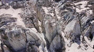 schön filmisch Antenne Aussicht von das Eisfall auf das Mischirgi Gletscher video