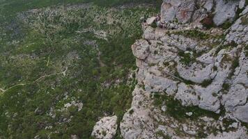 extrême sauter avec une corde de une falaise. drone voir. Shaan-Kaya, Crimée video