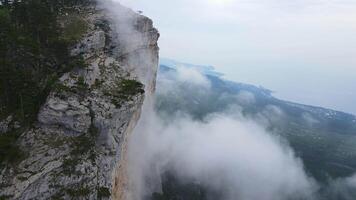 extrême sauter avec une corde de une falaise. drone voir. Shaan-Kaya, Crimée video