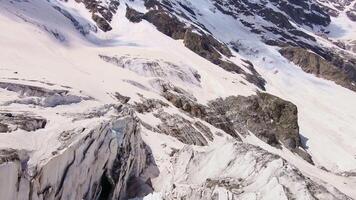 hermosa cinematográfico aéreo ver de el caida de hielo en el mizhirgi glaciar video