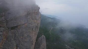 extrem Springen mit ein Seil von ein Cliff. Drohne Sicht. shaan-kaya, Krim video