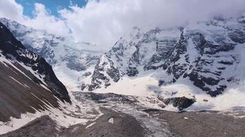 Stupéfiant paysage de le glacier et le nord mur dans le bezengi gorge video