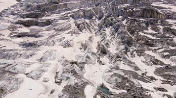 lindo cinematográfico aéreo Visão do a queda de gelo em a Mizhirgi geleira video