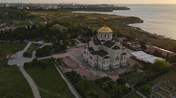 Vladimir cathédrale à le coucher du soleil. unesco monde patrimoine placer. Crimée. drone vue video