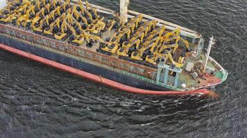 antenne. lading schip in beweging met bouw uitrusting Aan dek video