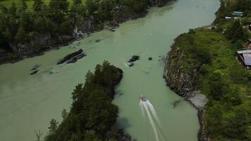 aérien. Katun rivière et Patmos île avec monastère église video