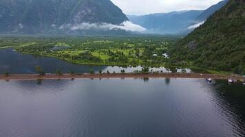 aérien. le du sud rive de teletskoïe Lac dans nuageux temps video