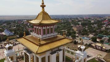 Drohne Aussicht von das Tempel von das golden Aufenthalt von shakyamuni Buddha video