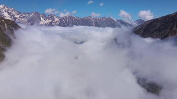 fantastisk berg landskap av snötäckt alpina toppar antenn se video