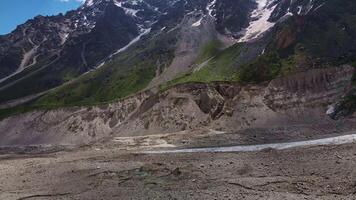 Fantastisch Berg Landschaft von schneebedeckt alpin Scharf Spitzen Antenne Aussicht video