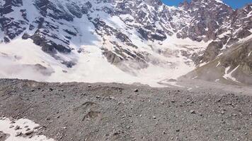 Fantastisch Berg Landschaft von schneebedeckt alpin Scharf Spitzen Antenne Aussicht video
