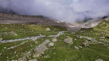 el morena eje de el glaciar y el montaña Valle en nubes video
